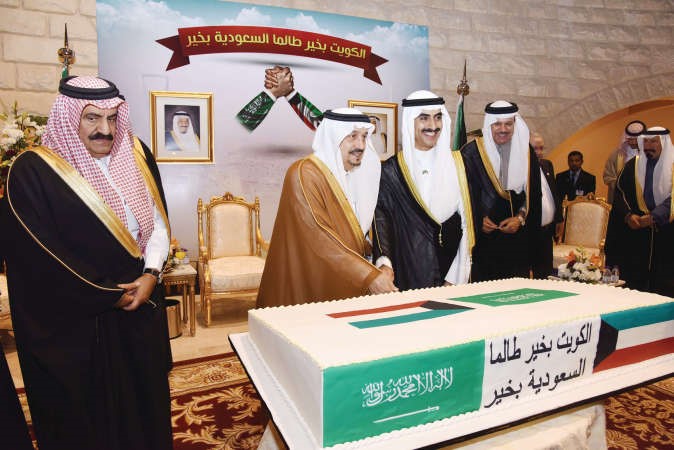 الشيخ ثامر جابر الاحمد وامير منطقة الرياض صاحب السمو الملكي الامير فيصل بن بندر لدى قطع كعكة الاحتفال بالاعياد الوطنية 