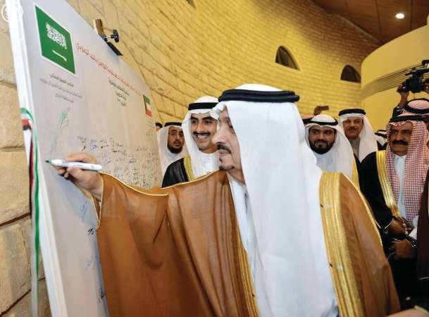 امير منطقة الرياض الامير فيصل بن بندر بن عبدالعزيز يوقع على لوحة التواقيع التي سترسل للجنود المرابطين جنوبي المملكة 