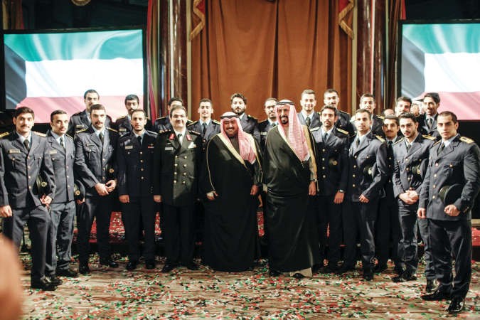 الشيخ ثامر العلي والسفير الشيخ علي الخالد يتوسطان مجموعة من الضباط الكويتيين المبتعثين بحضور الملحق العسكري في ايطاليا