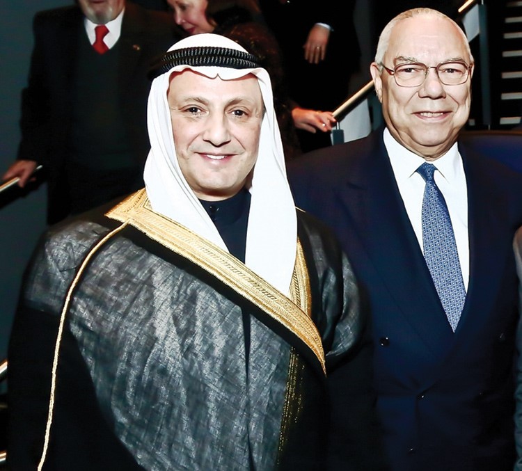الشيخ سالم العبدالله وكولن باول خلال الحفل 