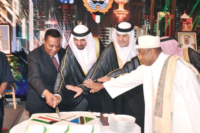 السفير جاسم الناجم خلال قطع كعكة احتفال سفارتنا في تنزانيا