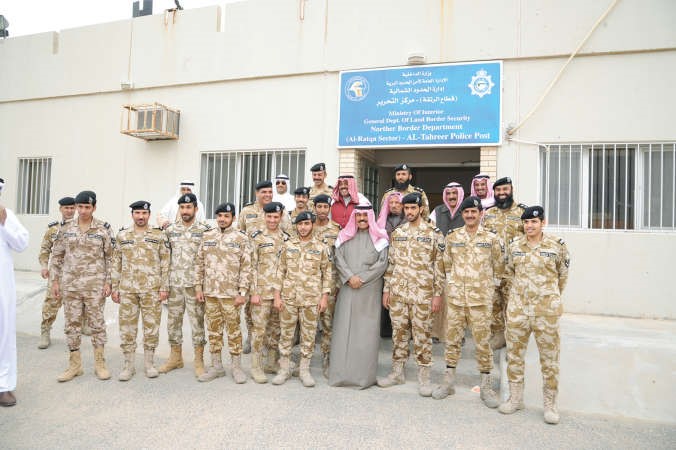 ولقطة تذكارية لسمو ولي العهد الشيخ نواف الاحمد والفريق اول متقاعد الشيخ احمد النواف والشيخ مبارك الفيصل مع عدد من ضباط وعناصر ادارة قوة امن الحدود الشمالية﻿