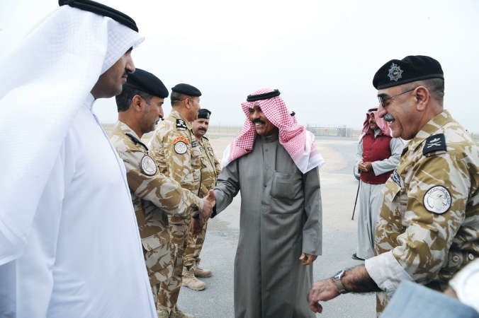 سمو ولي العهد الشيخ نواف الاحمد مصافحا ضباط وافراد حرس الحدود﻿