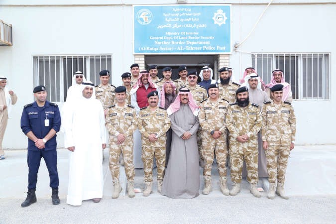 سمو ولي العهد الشيخ نواف الاحمد والفريق اول متقاعد الشيخ احمد النواف والشيخ مبارك الفيصل واللواء الشيخ محمد اليوسف واللواء فؤاد الاثري مع عدد من ضباط ادارة قوة امن الحدود الشمالية ﻿
