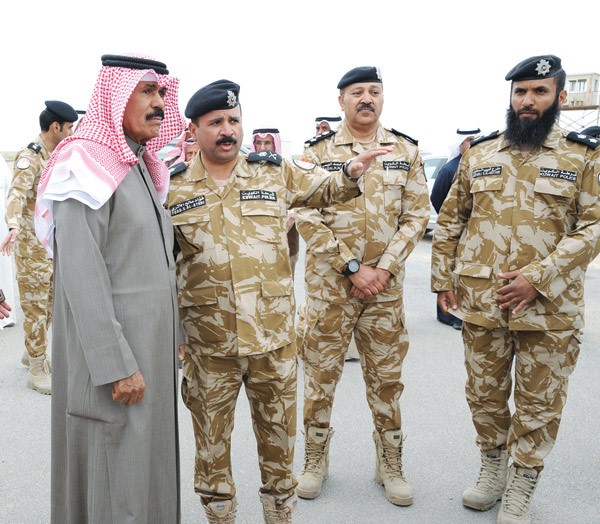 سمو ولي العهد الشيخ نواف الاحمد يستمع خلال زيارة ادارة قوة امن الحدود المرابطة في الشمال لشرح حول عمل المنظومة الامنية امس
