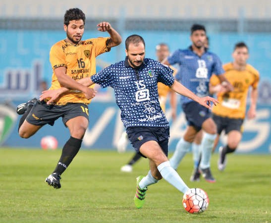 لاعب القادسية محمد الفهد يحاول افتكاك الكرة من لاعب السالمية بدر السماك الازرقكوم﻿
