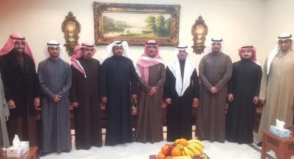 لقطة تذكارية للشيخ مشعل المالك مع الضيوف