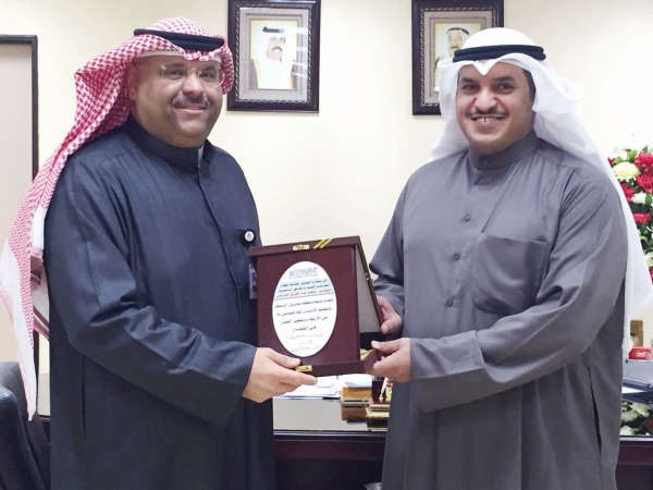  منايف الهاجري يقدم درعا تكريمية للمهندس محمد الشرهان