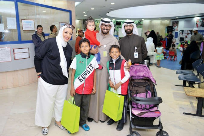 ممثلو بنك وربة مع الاطفال خلال الاحتفال