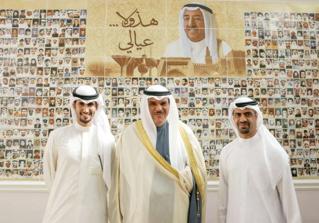 وزير الاعلام الشيخ سلمان الحمود مع اثنين من موظفي بيتك﻿