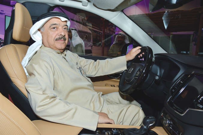 احمد عبدالعزيز العلي المطوع داخل مقصورة فولفو XC90 الجديدة انور الكندري
