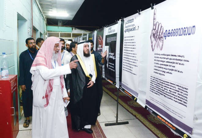 مفريد عمادي خلال جولة في المعرض﻿