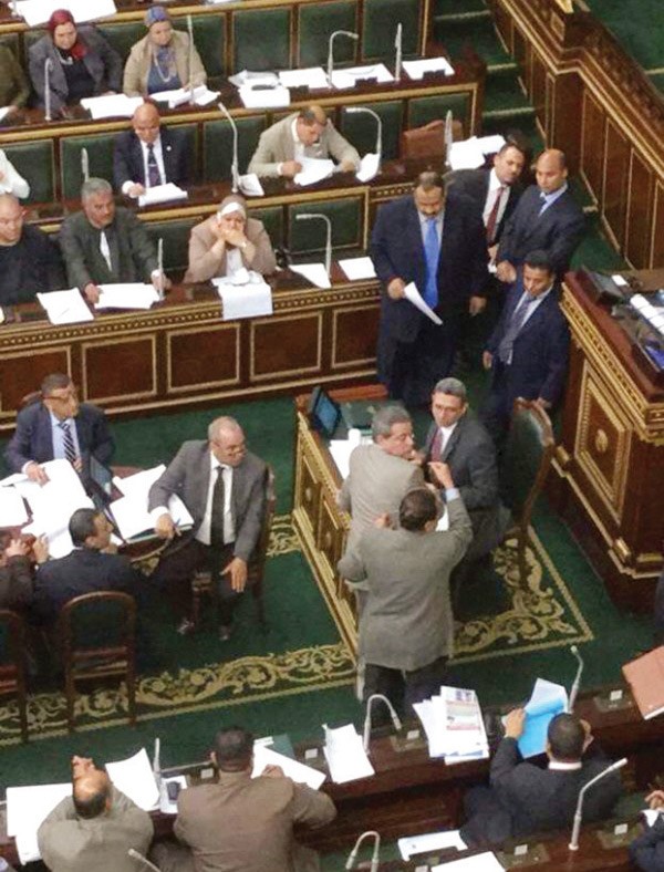 كمال أحمد يضرب عكاشة بـ «الجزمة».. ويؤكد: «كل ما أشوفه هضربه»