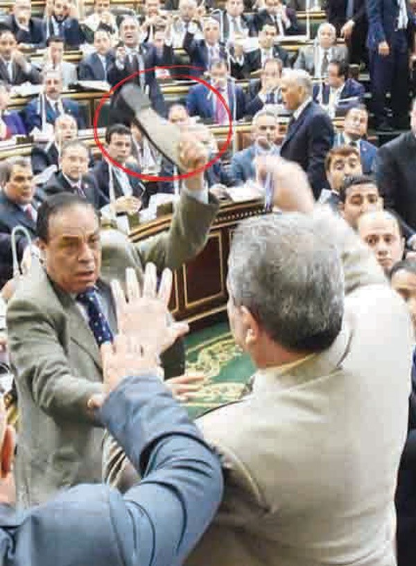 لقطة تظهر هجوم النائب كمال احمد على النائب توفيق عكاشة بالحذاء خلال جلسة امس