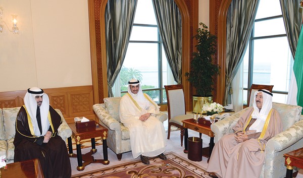 صاحب السمو الامير الشيخ صباح الاحمد مستقبلا رئيس مجلس الامة مرزوق الغانم والنائب علي الخميس