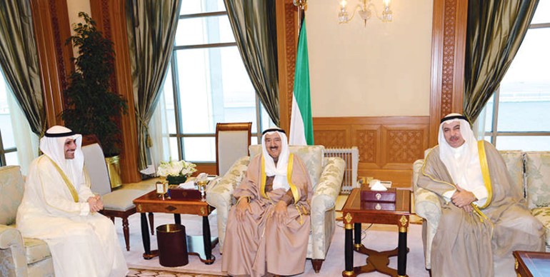  صاحب السمو الامير الشيخ صباح الاحمد مستقبلا مرزوق الغانم وفيصل الشايع ﻿