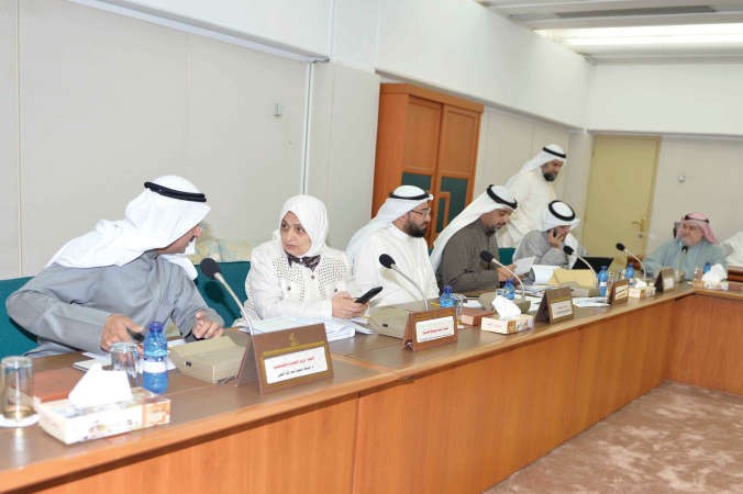 د يوسف العلي وهند الصبيح ود علي العمير والشيخ محمد العبدالله خلال الاجتماع﻿
