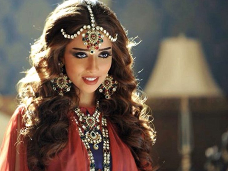 بالفيديو.. موقف محرج للفنانة بلقيس على الهواء