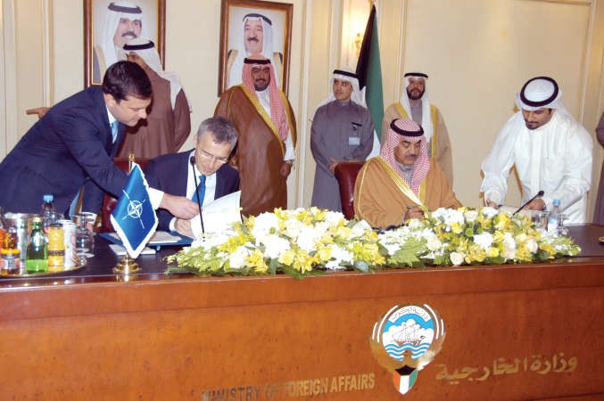 الشيخ صباح الخالد والامين العام للناتو خلال توقيع اتفاقية العبور محمد هاشم