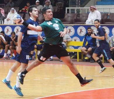  لاعب العربي وليد القلاف مخترقا دفاعات اليرموك