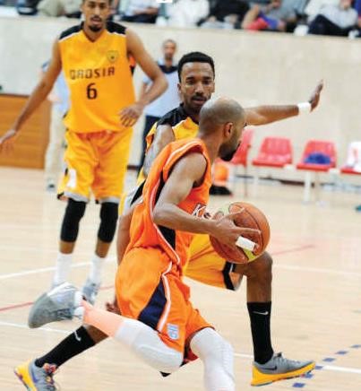 دفاع قوي من لاعب القادسية مشاري بودهوم على لاعب كاظمة محمد الرجيبة