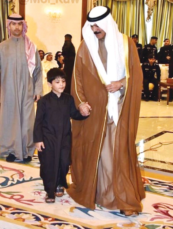 نائب رئيس الوزراء ووزير الداخلية الشيخ محمد الخالد مع محمد نجل الشهيد تركي العنزي