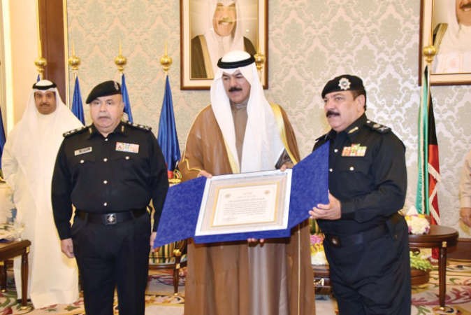 الشيخ محمد الخالد مكرما اللواء عبدالفتاح العلي بعد عطاء امتد لاربعة عقود ويبدو الفريق سليمان الفهد