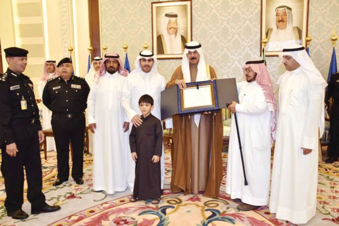 نائب رئيس مجلس الوزراء الشيخ محمد الخالد خلال تكريمه اسرة الشهيد تركي العنزي ويبدو الفريق الفهد والعميد عادل الحشاش