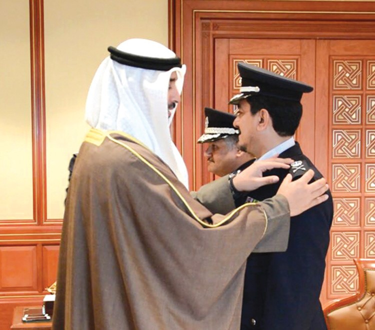 الشيخ محمد العبدالله يقلد اللواء صالح الانصاري رتبته الجديدة