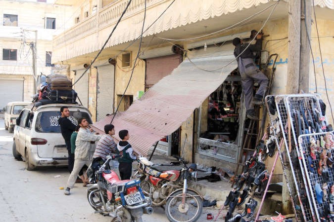 سوريون يستغلون وقف القصف لاصلاح مايمكن اصلاحه في دارة عزة بحلب رويترز 
