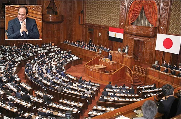 الرئيس عبد الفتاح السيسي خلال القاء كلمته امام البرلمان اليابانيوفي الاطار الرئيس يقدم التحية للنواب على الطريقة اليابانيةاپ - افپ 