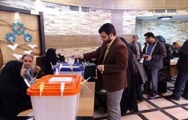 الإصلاحيون يقصون مستشار نجادورئيس «الخبراء» من عضويته