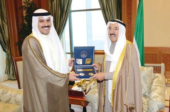 صاحب السمو الامير الشيخ صباح الاحمد يتسلم المسكوكتين من د محمد الهاشل 