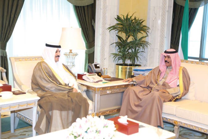 سمو ولي العهد الشيخ نواف الاحمد مستقبلا محافظ البنك المركزي دمحمد الهاشل ﻿