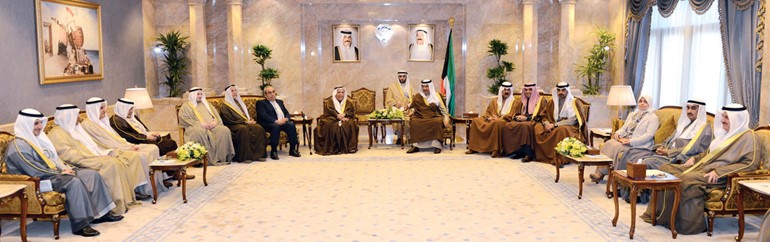 سمو رئيس مجلس الوزراء الشيخ جابر المبارك خلال استقباله رئيس مجلس الادارة واعضاء غرفة تجارة وصناعة الكويت