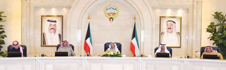 سمو رئيس الوزراء الشيخ جابر المبارك مترئسا جلسة مجلس الوزراء بحضور الشيخ صباح الخالد والشيخ محمد الخالد وانس الصالح والشيخ خالد الجراح