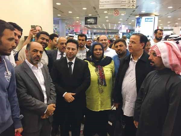 عدد من الوافدين السوريين بعد السماح لهم بالدخول مجددا الى البلاد مع القائم بالاعمال السوري غسان عنجريني