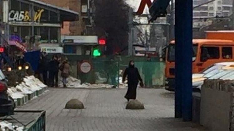 بالفيديو.. امرأة تحمل رأس طفل مقطوع تثير رعب سكان موسكو