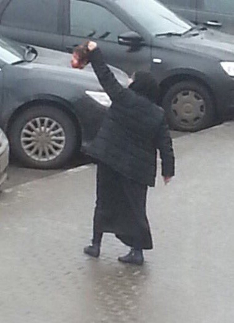 بالفيديو.. امرأة تحمل رأس طفل مقطوع تثير رعب سكان موسكو