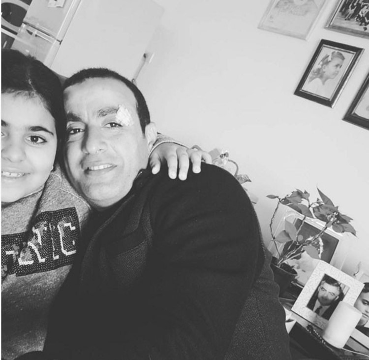 صورة: أحمد السقا يصطحب ابنته إلى ألمانيا من أجل العلاج.. ويطلب الدعاء لها 