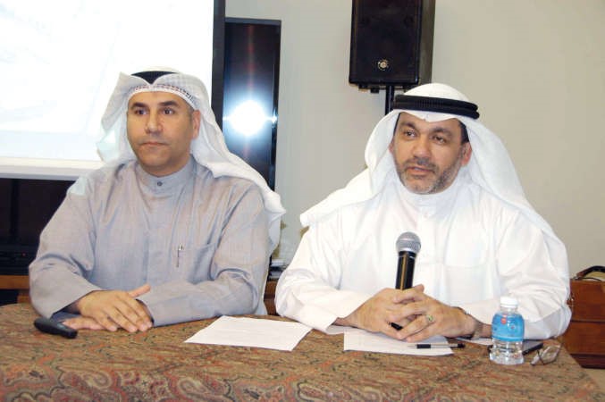 دحسن كمال ودعبدالمطلب البلام خلال الندوة محمد هاشم