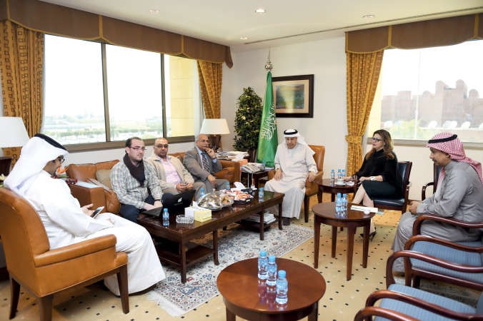  السفير السعودي دعبدالعزيز الفايز خلال المؤتمر الصحافي 	فريال حماد﻿
