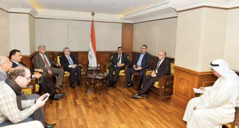 دمهدي القلاف مع الحضور في المؤتمر الصحافي