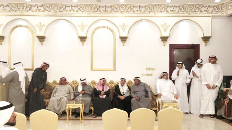  الفريق فهد الامير مع بعض الحضور خلال الملتقى الثاني لعوائل الجهراء