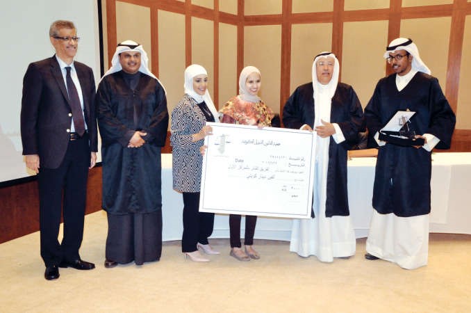 تكريم احدى المشاركات في المحكمة الصورية احمد علي