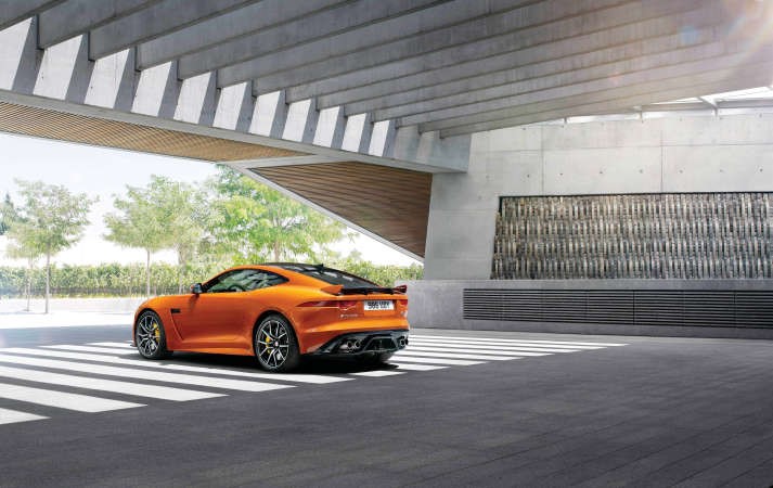 جاكوار تستعرض سيارة F-TYPE SVR خلال فعاليات معرض جنيف الدولي