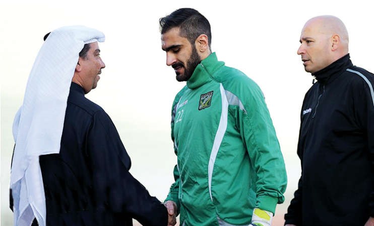 رئيس النادي العربي جمال الكاظمي يحاور الحارس سلمان عبدالغفور بحضور مدرب الحراس﻿