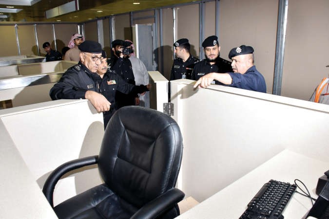 الفريق الفهد يطلع على سير العمل بقسم الجوازات 