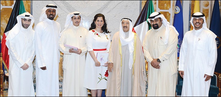 صاحب السمو الامير الشيخ صباح الاحمد لدى استقباله الشيخة انتصار سالم العلي وفريق عمل فيلم حبيب الارض