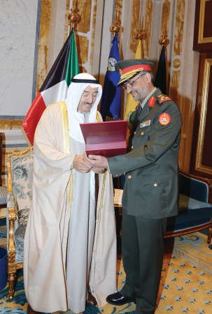 صاحب السمو الامير يتسلم رسالة الدكتوراه من العميد ركن د خالد الكندري﻿